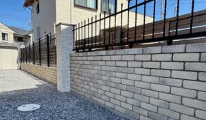 新築外構で敷地の境界線に塀とフェンスを設置しました。